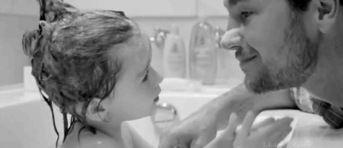 爸爸幫小一女兒洗澡時，認真問女兒：「你覺得我算得上一位好父親嗎？」，她卻突然說出藏在心中已久的「秘密」讓爸爸嚇呆了… 